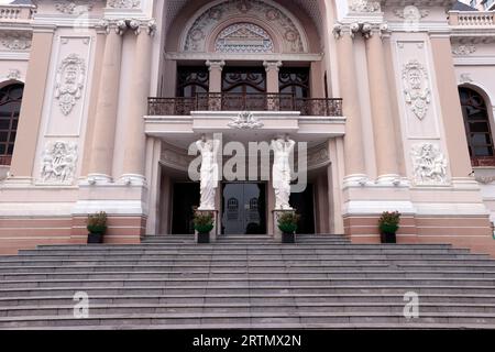 Dong Khoi Street. Distretto 1. La storica Saigon Opera House (Teatro Municipale). Ho chi Minh. Vietnam. Foto Stock