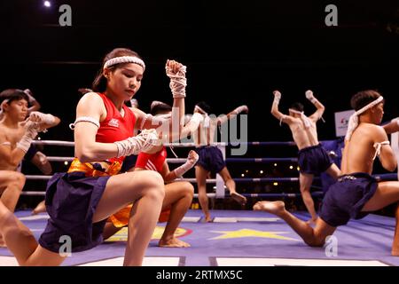 Pugile Muay Thai femmine. Anello di boxe tailandese. Ho chi Minh. Vietnam. Foto Stock