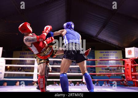 Muay Thai, pugilato tailandese, due uomini che combattono nel ring. Ho chi Minh. Vietnam. Foto Stock