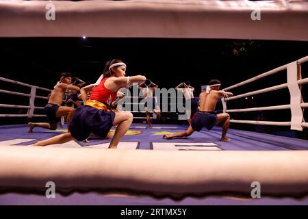 Pugile Muay Thai femmine. Anello di boxe tailandese. Ho chi Minh. Vietnam. Foto Stock