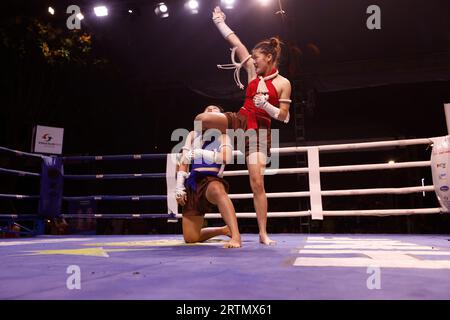 Pugile Muay Thai femmine. Anello di boxe tailandese. Ho chi Minh. Vietnam. Foto Stock