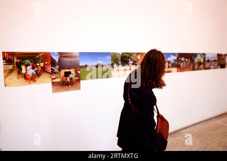 Centro portoghese di Fotografia ex edificio della prigione. Donna in visita alla mostra fotografica. Porto. Portogallo. Foto Stock