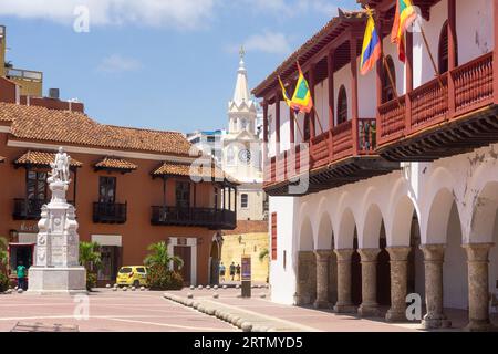 Cartagena, Colombia - Vista della torre dell'orologio (Torre del Reloj) da Plaza de la Aduana. Foto Stock