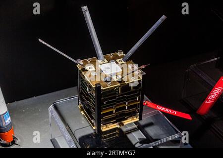 PRAGA, CECHIA - 10 LUGLIO 2020: Lucky 7 modello cubesat alla Cosmos Discovery Space Exhibition di Praga, Repubblica Ceca Foto Stock