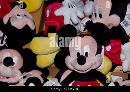 Una pila di giocattoli morbidi Micky mouse a Disneyland Paris. Parigi, Francia. Foto Stock