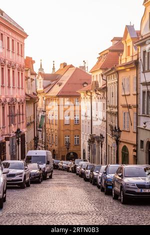 PRAGA, CECHIA - 16 MAGGIO 2020: Via Nerudova a Praga, Repubblica Ceca Foto Stock