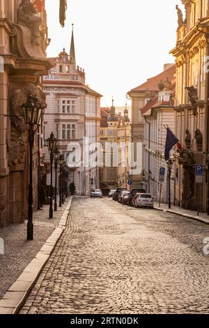 PRAGA, CECHIA - 16 MAGGIO 2020: Via Nerudova a Praga, Repubblica Ceca Foto Stock