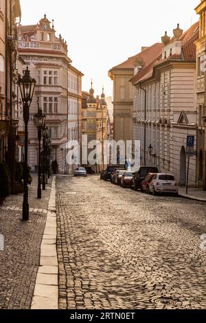 PRAGA, CECHIA - 16 MAGGIO 2020: Via Nerudova a Praga, Repubblica Ceca Foto Stock