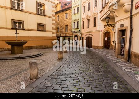 PRAGA, CECHIA - 16 MAGGIO 2020: Via Linhartska a Praga, Repubblica Ceca Foto Stock