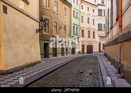 PRAGA, CECHIA - 16 MAGGIO 2020: Via Linhartska a Praga, Repubblica Ceca Foto Stock