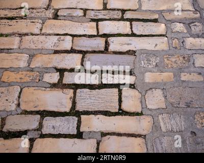 Vecchio sentiero con pavimentazione in pietra naturale nella città vecchia Foto Stock