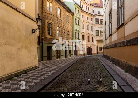 PRAGA, CECHIA - 16 MAGGIO 2020: Via Linhartska a Praga, Repubblica Ceca Foto Stock