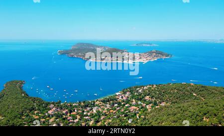 Vista aerea con droni di Kinaliada, Turchia. Edifici residenziali situati sulla riva del mare di Marmara, altre isole in lontananza Foto Stock