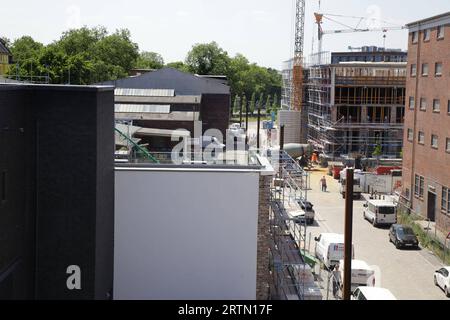 13.06. 2023 Dortmund, Vier Jahre nach der Gründung der sechsten Sparte des Theater Dortmund im Jahr 2019 zieht die Akademie für Theater und Digitalität mit Beginn der Spielzeit 2023/2024 in ein neues Gebäude im Hafen Dortmunds. Hier, im neuen Digitalquartier der Stadt, in dem sich Innovationen aus Wirtschaft, Kunst und Wissenschaft verbinden, entsteht mit der Akademie für Theater und Digitalität Raum für künstlerische Forschung an digitalen Technologien, Aus- und Weiterbildung sowie kulturpolitische Beratung für Institutionen und Künstler aus dem in- und Ausland. Blick vom Dach des Gebäudes in Foto Stock