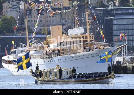 Stoccolma, Sverige. 14 settembre 2023. The Royal Barge of Sweden, The Vasa Order, provando a Stoccolma, Svezia, il 14 settembre, 2023, in vista della processione reale di sabato in occasione del 50° anniversario dell'ascesa al trono di Carlo XVI Gustavo. Lo Yacht Dannebrog di sua Maestà danese sullo sfondo. Foto: Anders Wiklund/TT/code 10040 credito: TT News Agency/Alamy Live News Foto Stock