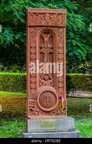 PRAGA, CECHIA - 22 GIUGNO 2020: Khachkar (pietra a croce armena) che serve come memoriale dell'amicizia ceco-armena a Praga, Repubblica Ceca Foto Stock