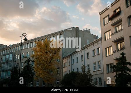 Edifici lungo Litewska al tramonto a Varsavia, Polonia Foto Stock