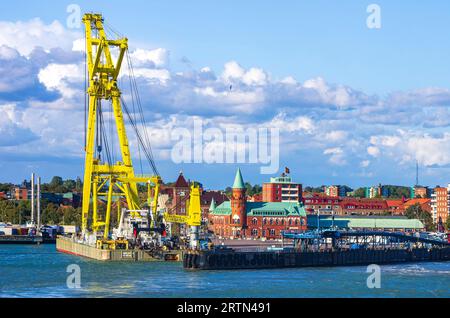 Hafenanlage Trelleborg, Schweden Krananlagen, Fährterminal und Hafenfront im Hafen von Trelleborg, Skane län, Schweden. Strutture per gru, terminal dei traghetti e porto di fronte al porto di Trelleborg, contea di Skane, Svezia. Foto Stock