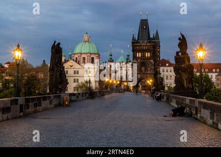 PRAGA, CECHIA - 27 APRILE 2020: Serata al Ponte Carlo a Praga, Repubblica Ceca Foto Stock