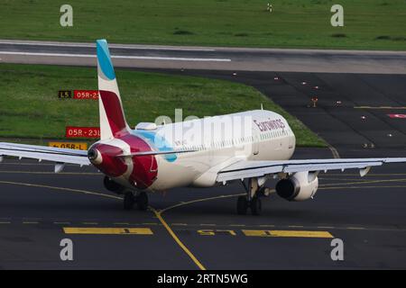 DEU, Deutschland, Nordrhein-Westfalen, Düsseldorf, 13.08.2023: Flughafen Düsseldorf / Düsseldorf Aeroporto DUS EDDL, Registrierung: D-AIDT Eurowings Airbus A321-231 *** DEU, Germania, Renania settentrionale-Vestfalia, Düsseldorf, 13 08 2023 Düsseldorf Aeroporto DUS EDDL , registrazione D AIDT Eurowings Airbus A321 231 Foto Stock