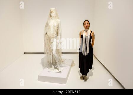 Meret Becker Schauspielerin, Synchronsprecherin, Hörbuch- sowie Hörspielsprecherin und Sängerin, Eröffnung der Ausstellung Beyond Fame die Kunst der Stars im NRW-Forum Düsseldorf *** Meret Becker attrice, doppiatrice, audiolibro, altoparlante e cantante per il gioco audio , apertura della mostra Beyond Fame The Art of Stars al NRW Forum Düsseldorf Foto Stock