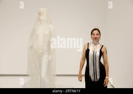 Meret Becker Schauspielerin, Synchronsprecherin, Hörbuch- sowie Hörspielsprecherin und Sängerin, Eröffnung der Ausstellung Beyond Fame die Kunst der Stars im NRW-Forum Düsseldorf *** Meret Becker attrice, doppiatrice, audiolibro, altoparlante e cantante per il gioco audio , apertura della mostra Beyond Fame The Art of Stars al NRW Forum Düsseldorf Foto Stock