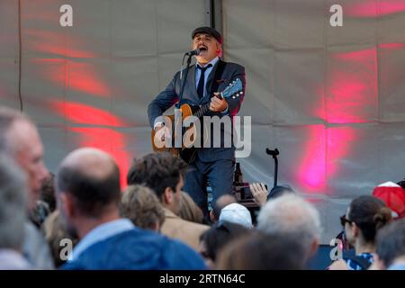 Peter Pete Doherty, britischer Rockmusiker und Frontmann der Indie-Rock-Bands Babyshambles und the Libertines, Live zu Eröffnung der Ausstellung Beyond Fame die Kunst der Stars im NRW-Forum Düsseldorf *** Peter Pete Doherty, musicista rock britannico e frontman delle band indie rock Babyshambles e The Libertines, Live all'inaugurazione della mostra Beyond Fame The Art of Stars al NRW Forum Düsseldorf Foto Stock