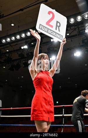 Tokyo, Giappone. 12 settembre 2023. La ragazza ad anello Risa Yukihira mostra un secondo segno rotondo durante un incontro di pugilato alla Korakuen Hall di Tokyo, in Giappone, il 12 settembre 2023. Credito: Hiroaki finito Yamaguchi/AFLO/Alamy Live News Foto Stock