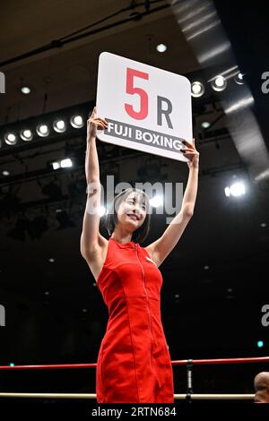 Tokyo, Giappone. 12 settembre 2023. La ragazza dell'anello Yui Arata mostra un quinto segno rotondo durante un incontro di boxe alla Korakuen Hall di Tokyo, in Giappone, il 12 settembre 2023. Credito: Hiroaki finito Yamaguchi/AFLO/Alamy Live News Foto Stock