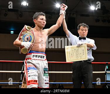 Tokyo, Giappone. 12 settembre 2023. Katsuya Yasuda, a sinistra, festeggia con l'arbitro Katsuhiko Nakamura dopo aver vinto il titolo WBO Asia Pacific per decisione unanime alla Korakuen Hall di Tokyo, in Giappone, il 12 settembre 2023. Credito: Hiroaki finito Yamaguchi/AFLO/Alamy Live News Foto Stock