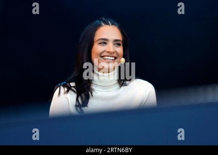 Amira Pocher, Ehefrau von Oliver Pocher, auf der Bühne mit dem Programm die Pochers hier live beim BonnLive Kulturgarten Open Air 2021 a der Rheinaue. DAS Paar Gab 2023 öffentlich die Trennung bekannt. Bonn, 01.08.2021 NRW Deutschland *** Amira Pocher, moglie di Oliver Pocher, sul palco con il programma The Pochers Here live al BonnLive Kulturgarten Open Air 2021 nel Rheinaue la coppia ha annunciato pubblicamente la propria separazione nel 2023 Bonn, 01 08 2021 NRW Germania Copyright: XChristophxHardtx Foto Stock