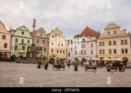 CESKY KRUMLOV, CECHIA - 5 AGOSTO 2020: Veduta di piazza namesti Svornosti a Cesky Krumlov, Repubblica Ceca Foto Stock