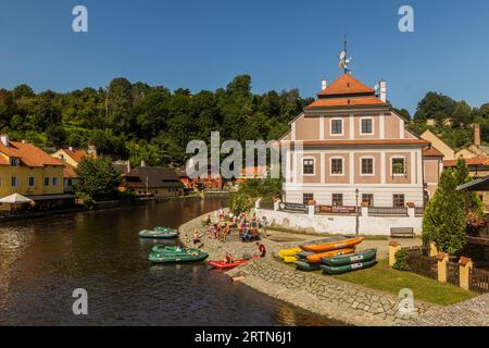 CESKY KRUMLOV, CECHIA - 6 AGOSTO 2020: Canoe gonfiabili sul fiume Moldava a Cesky Krumlov, Repubblica Ceca Foto Stock