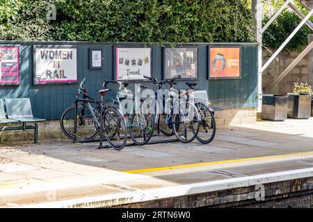 Biciclette parcheggiate alla stazione ferroviaria di Stroud, Cotswolds, Gloucestershire, Regno Unito Foto Stock