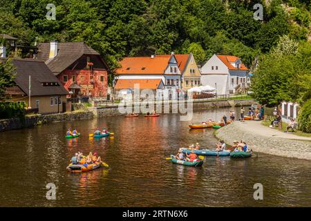CESKY KRUMLOV, CECHIA - 6 AGOSTO 2020: Canoa sul fiume Moldava a Cesky Krumlov, Repubblica Ceca Foto Stock