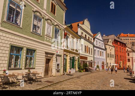 CESKY KRUMLOV, CECHIA - 6 AGOSTO 2020: Strada acciottolata a Cesky Krumlov, Repubblica Ceca Foto Stock