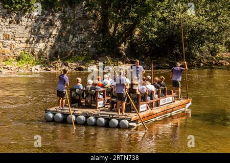 CESKY KRUMLOV, CECHIA - 6 AGOSTO 2020: Zattera sul fiume Moldava a Cesky Krumlov, Repubblica Ceca Foto Stock