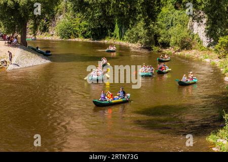 CESKY KRUMLOV, CECHIA - 6 AGOSTO 2020: Canoa sul fiume Moldava a Cesky Krumlov, Repubblica Ceca Foto Stock