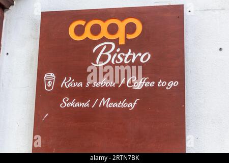 CESKY KRUMLOV, CECHIA - 6 AGOSTO 2020: Insegna Coop bistro a Cesky Krumlov, Repubblica Ceca Foto Stock