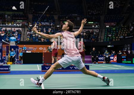 Hong Kong, Cina. 13 settembre 2023. La Danimarca Magnus Johannesen gioca durante il singolo round maschile del 32 contro la Tailandia Kantaphon Wangcharoen il secondo giorno del campionato di badminton VICTOR Hong Kong Open 2023 all'Hong Kong Coliseum. Punteggio finale; Danimarca 2:0 Thailandia. Credito: SOPA Images Limited/Alamy Live News Foto Stock