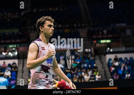 Hong Kong, Cina. 13 settembre 2023. La Danimarca Magnus Johannesen gioca durante il singolo round maschile del 32 contro la Tailandia Kantaphon Wangcharoen il secondo giorno del campionato di badminton VICTOR Hong Kong Open 2023 all'Hong Kong Coliseum. Punteggio finale; Danimarca 2:0 Thailandia. Credito: SOPA Images Limited/Alamy Live News Foto Stock