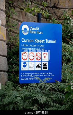Insegna Curzon Street Tunnel, Digbeth Branch Canal, Birmingham, Regno Unito Foto Stock