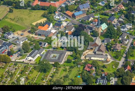 Luftbild, Ortsansicht Frömern mit Hans-Jürgen-Janzen-Haus Pflegeheim und Johanneskirche, Frömern, Fröndenberg, Ruhrgebiet, Nordrhein-Westfalen, Deutschland ACHTUNGxMINDESTHONORARx60xEURO *** Vista aerea, vista città Frömern con casa di riposo Hans Jürgen Janzen e chiesa di Johannes, Frömern, Fröndenberg, zona della Ruhr, Renania settentrionale-Vestfalia, Germania ATTENTIONxMINESTHONORARx60xEURO Foto Stock