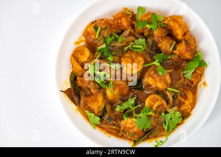 Gamberi freschi e caldi, pesce di masala, curry, cibo indiano. Peperoncino rosso fritto con masala. Cucina asiatica. Gamberi tigre grigliati al curry/masala. Gamberi masa Foto Stock