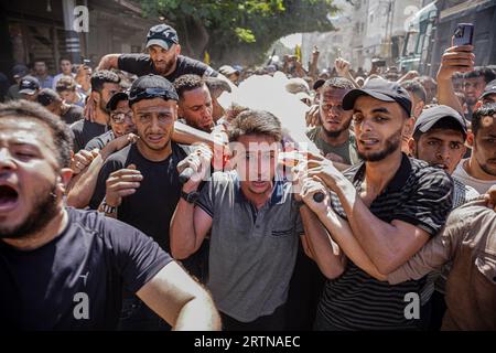 Gaza, Gaza, Palestina. 14 settembre 2023. I palestinesi portano sulle spalle il martire Muhammad Qaddum per seppellirlo (Credit Image: © Saher Alghorra/ZUMA Press Wire) SOLO USO EDITORIALE! Non per USO commerciale! Foto Stock