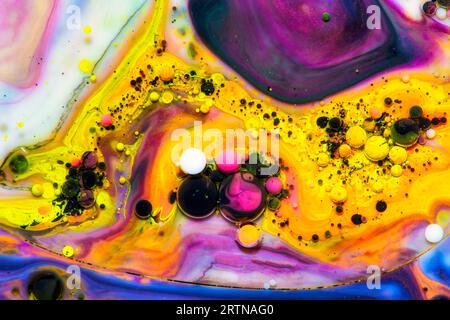 Sfondo astratto luminoso e colorato con vernici acriliche e mix di olio, fotografia Macro Bubble per l'arte murale. Miscela di vernice acrilica e olio. Foto Stock