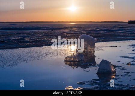 Trasparente grande cubo di ghiaccio su sfondo neutro Foto stock - Alamy