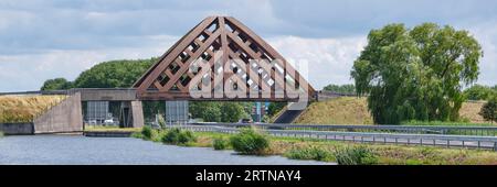 Krúsrak è il primo ponte dei due ponti di legno vicino a Sneek in Frisia, nei Paesi Bassi, ed è stato utilizzato nel novembre 2008 Foto Stock