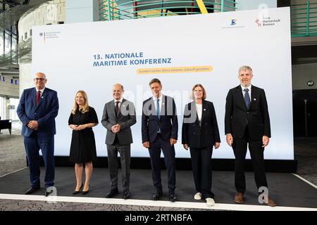 14 settembre 2023, Brema: Andreas Bovenschulte (SPD, l-r), Sindaco di Brema, Daniela Kluckert (FDP), Sottosegretario di Stato parlamentare presso il Ministero federale dei trasporti, Cancelliere Olaf Scholz (SPD), Robert Habeck (Bündnis 90/die Grünen), Ministro federale dell'economia e della protezione del clima, Kristina Vogt (DIE DIE LINKE), Senatore per GLI affari economici a Brema, e Dieter Janecek (Bündnis 90/Die Grünen), Coordinatore del governo federale per l'economia marittima e il turismo, sono in piedi per una foto di gruppo alla 13a Conferenza Nazionale marittima. Conferenza marittima nazionale presso il Congress Centrum B. Foto Stock