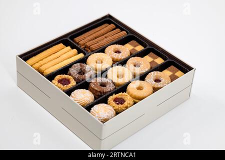 Assortimento di biscotti e biscotti in scatola Diwali Petitfour Christmas/Diwali. Casella dei cookie per le festività. Biscotti fatti in casa assortiti di Natale in scatola di latta. Foto Stock